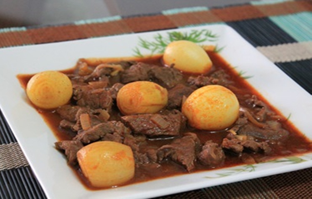 Ir para  <ul>
	<li>3 colheres de sopa de &oacute;leo;</li>
	<li>2 dentes de alho bem picados;</li>
	<li>2 cebolas m&eacute;dias picadas;</li>
	<li>1 Kg de patinho ou alcatra em...